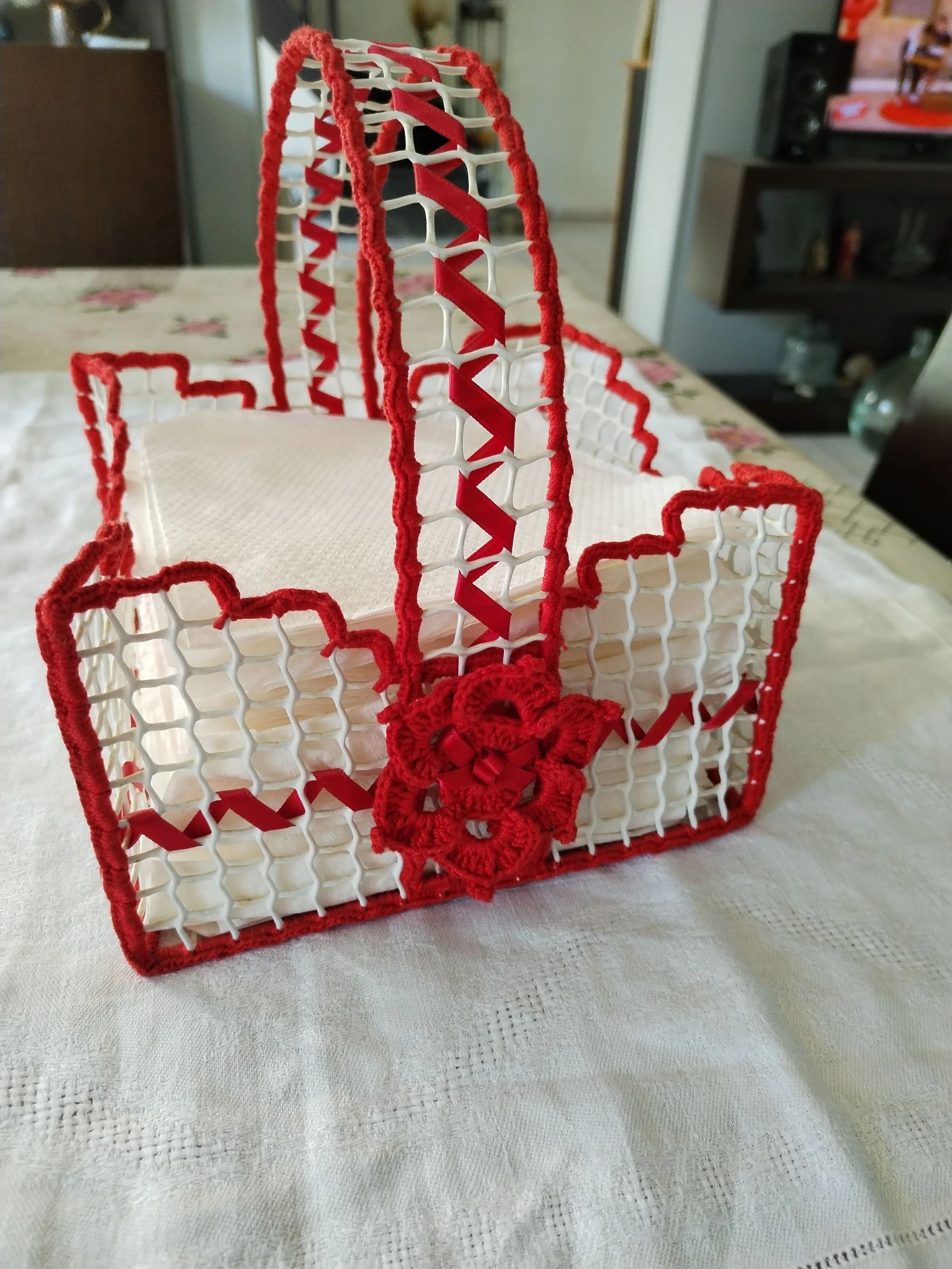 Jolie panière vintage entièrement faite à la main crochetée. 